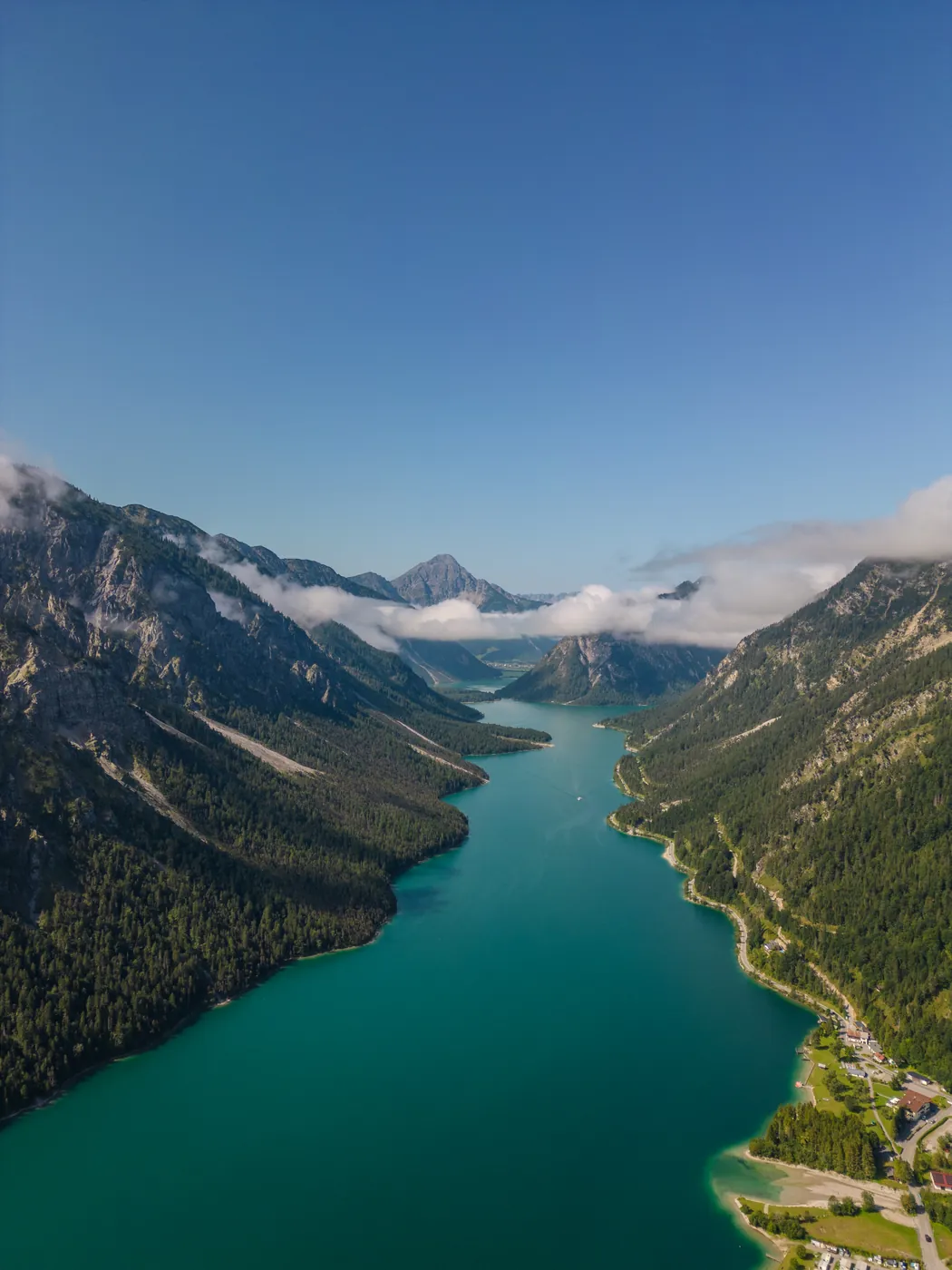 Bergsee zwischen steilen Hängen