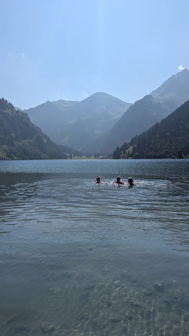 Bergsee im Morgendunst