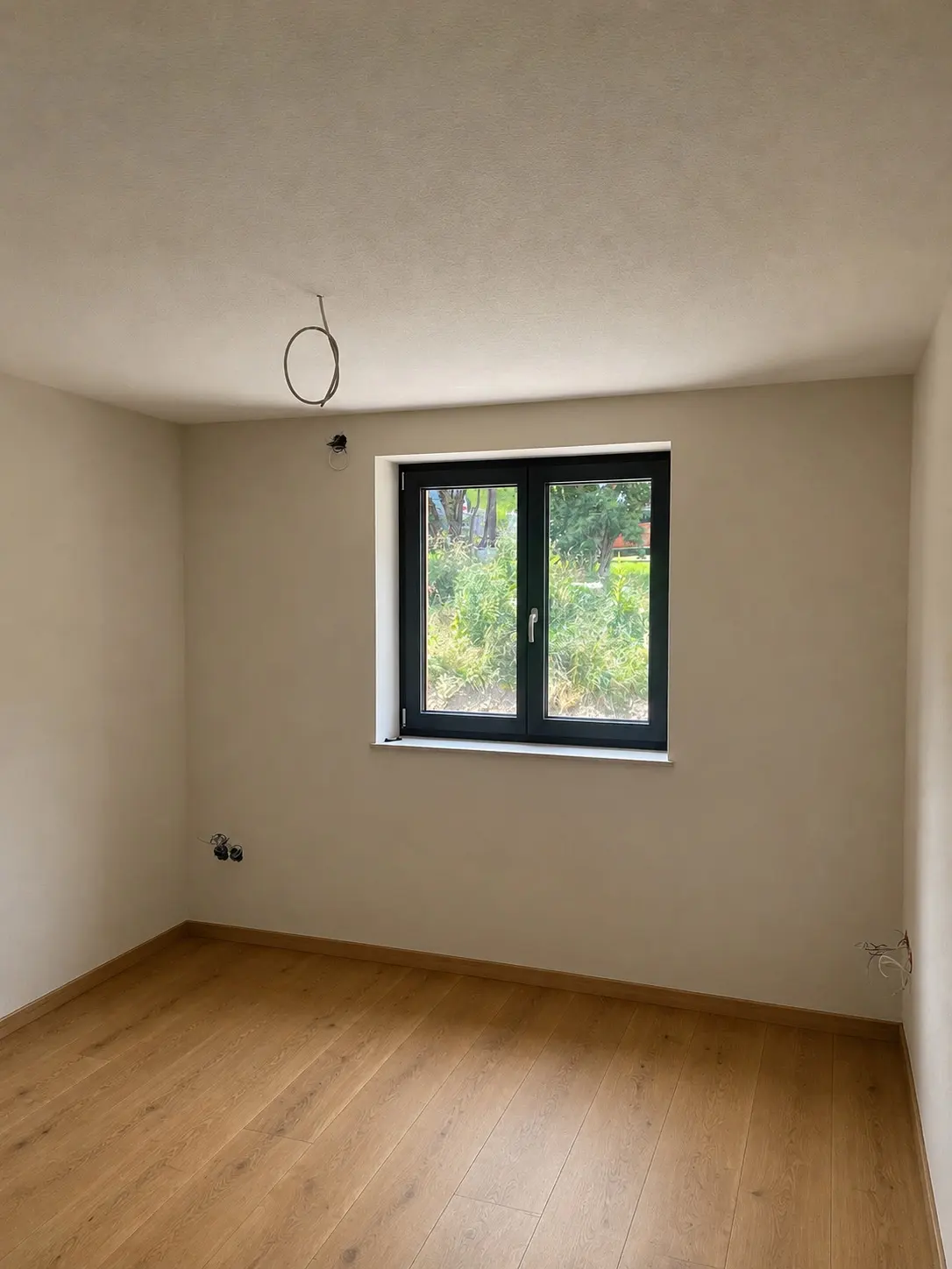 Frisch gestrichenes Schlafzimmer mit Fenster