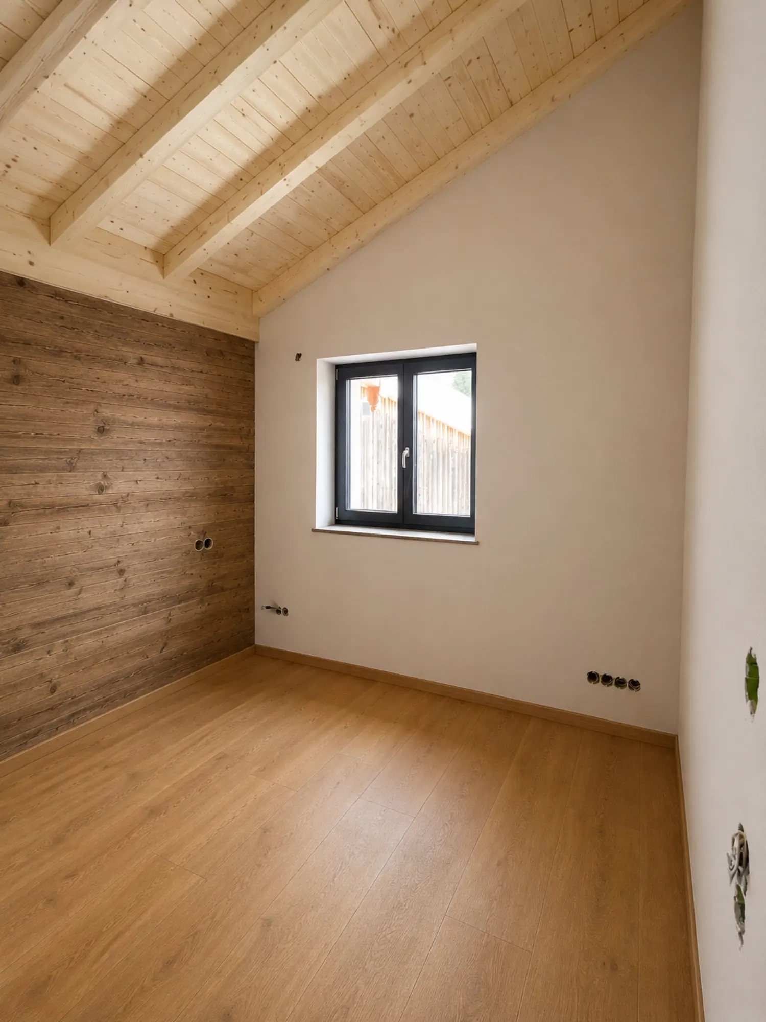 Zimmer mit sichtbarem Holz-Dachstuhl
