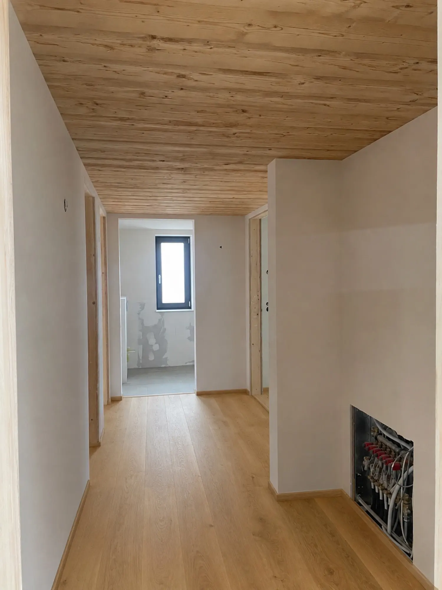 Heller Flur mit Holzboden