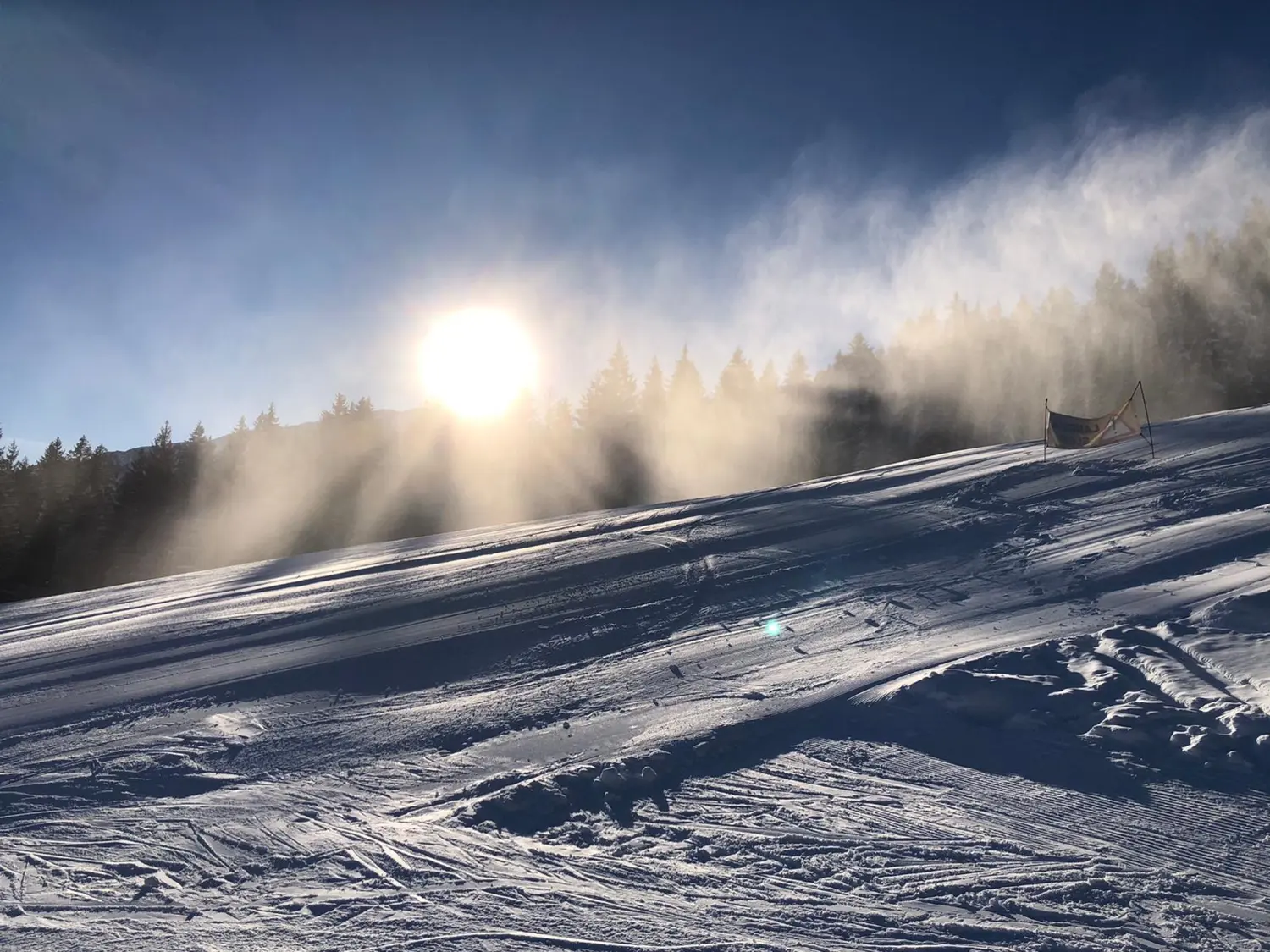 Sonnige Piste im Skigebiet