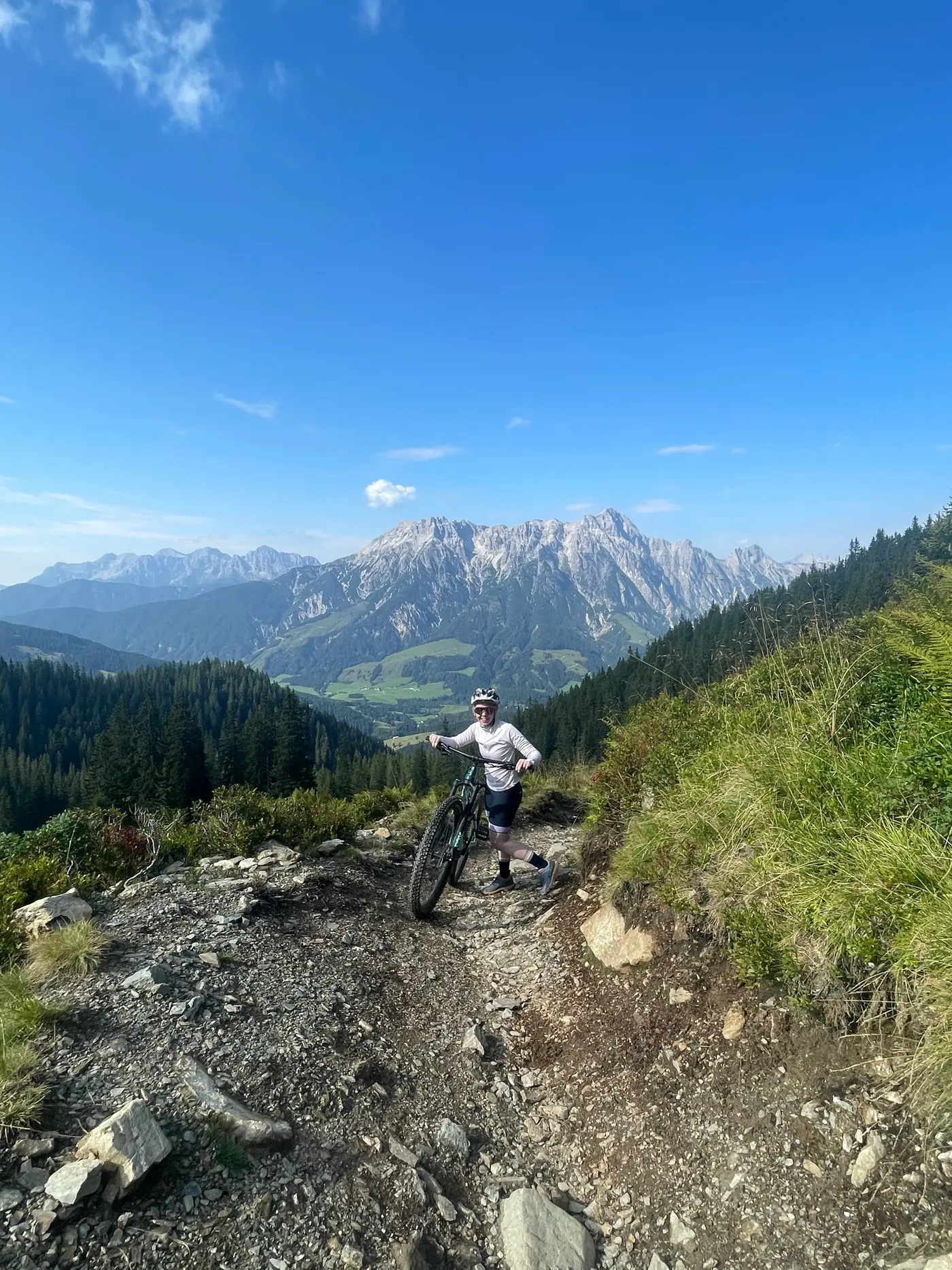 Mountainbiker auf einem Bergtrail mit Blick ins Tal