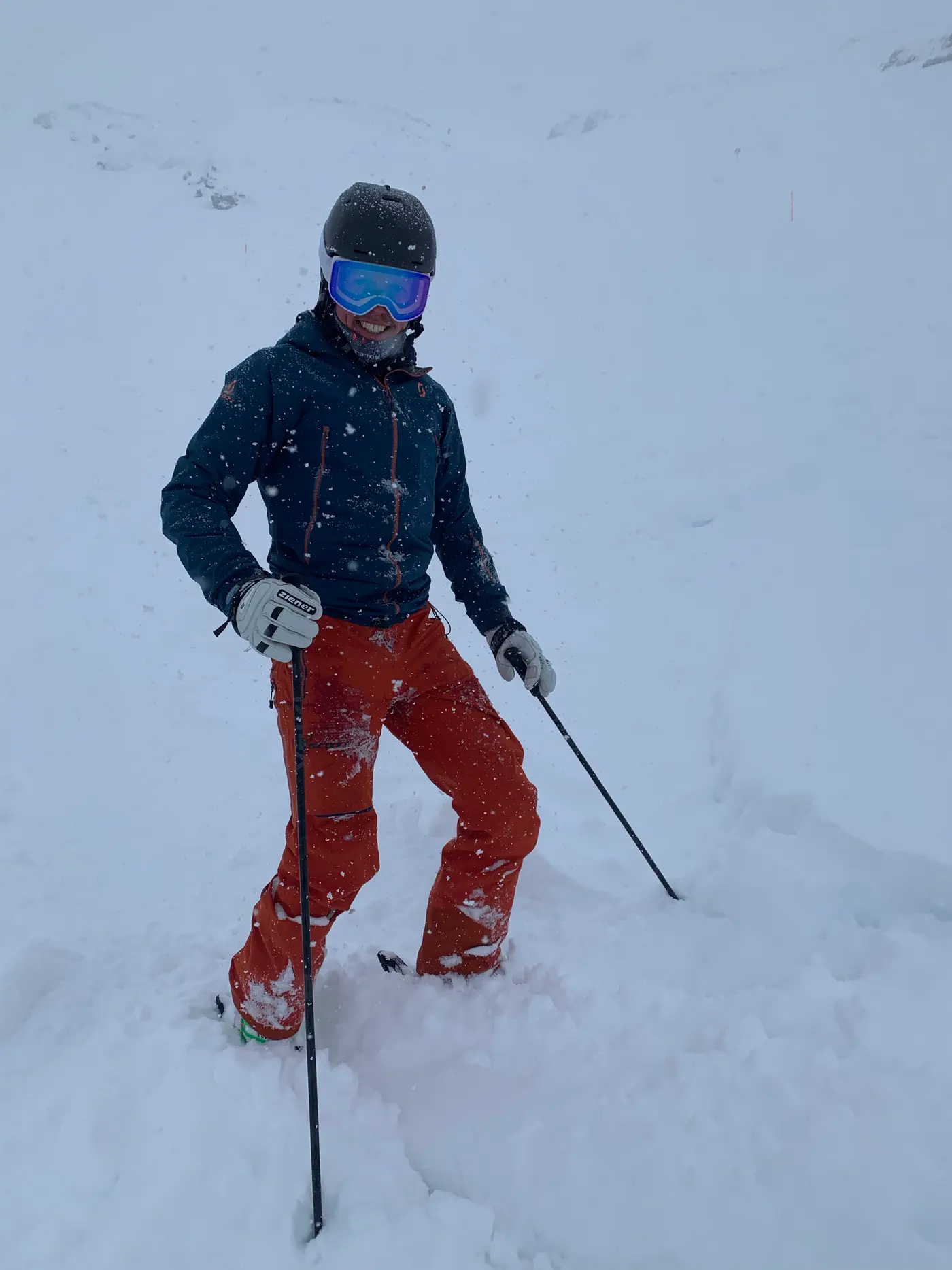 Skifahrer im Tiefschnee im Skigebiet